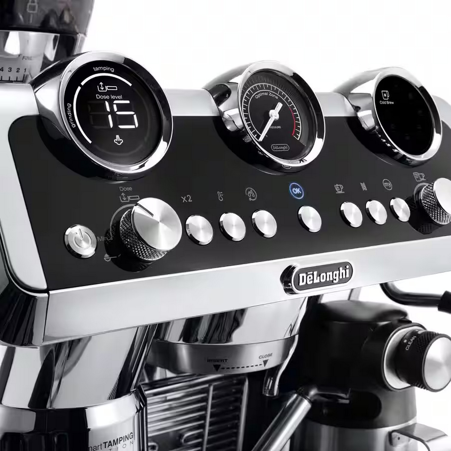 Close-up van een DeLonghi espressomachine, met wijzerplaten, knoppen en een digitaal display, met een chromen afwerking.