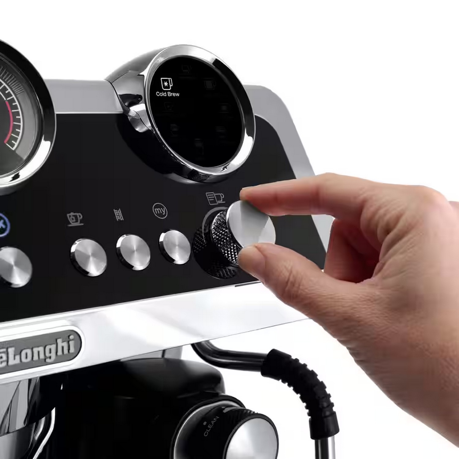 Close-up van een hand die aan een knop draait op een DeLonghi espressomachine.