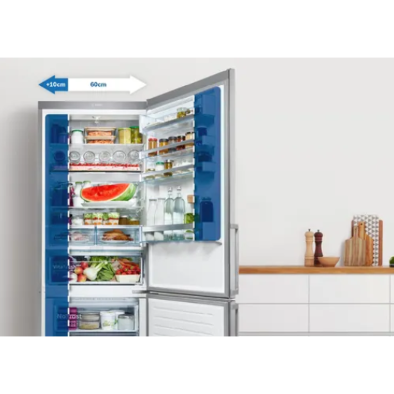 Un réfrigérateur avec une porte ouverte, montrant l'intérieur avec des aliments, dans une cuisine.