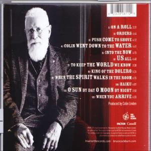 Rückseite eines CD-Covers, mit einem Mann mit weißem Bart, sitzend und Text auf der rechten Seite.