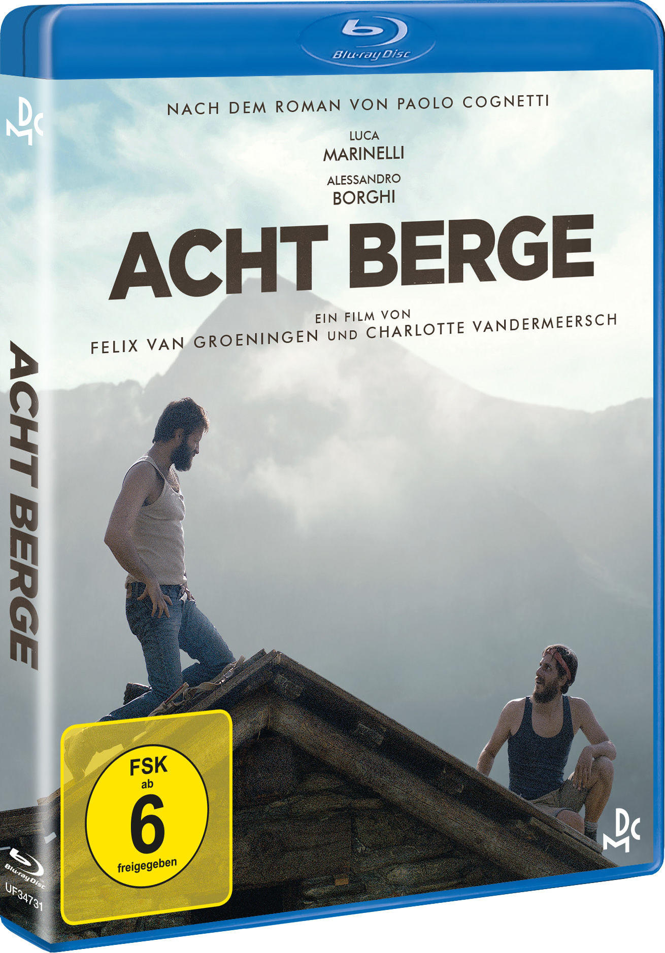 Blu-ray-Disc-Cover für 'Acht Berge'. Zwei Männer auf einem Dach mit einem Berg im Hintergrund.