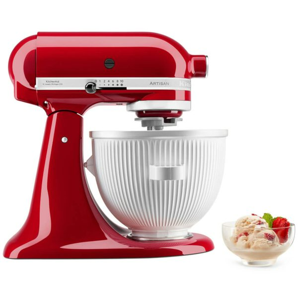 Piros KitchenAid mixer fehér tálal és fagylalttal. Fehér háttér.