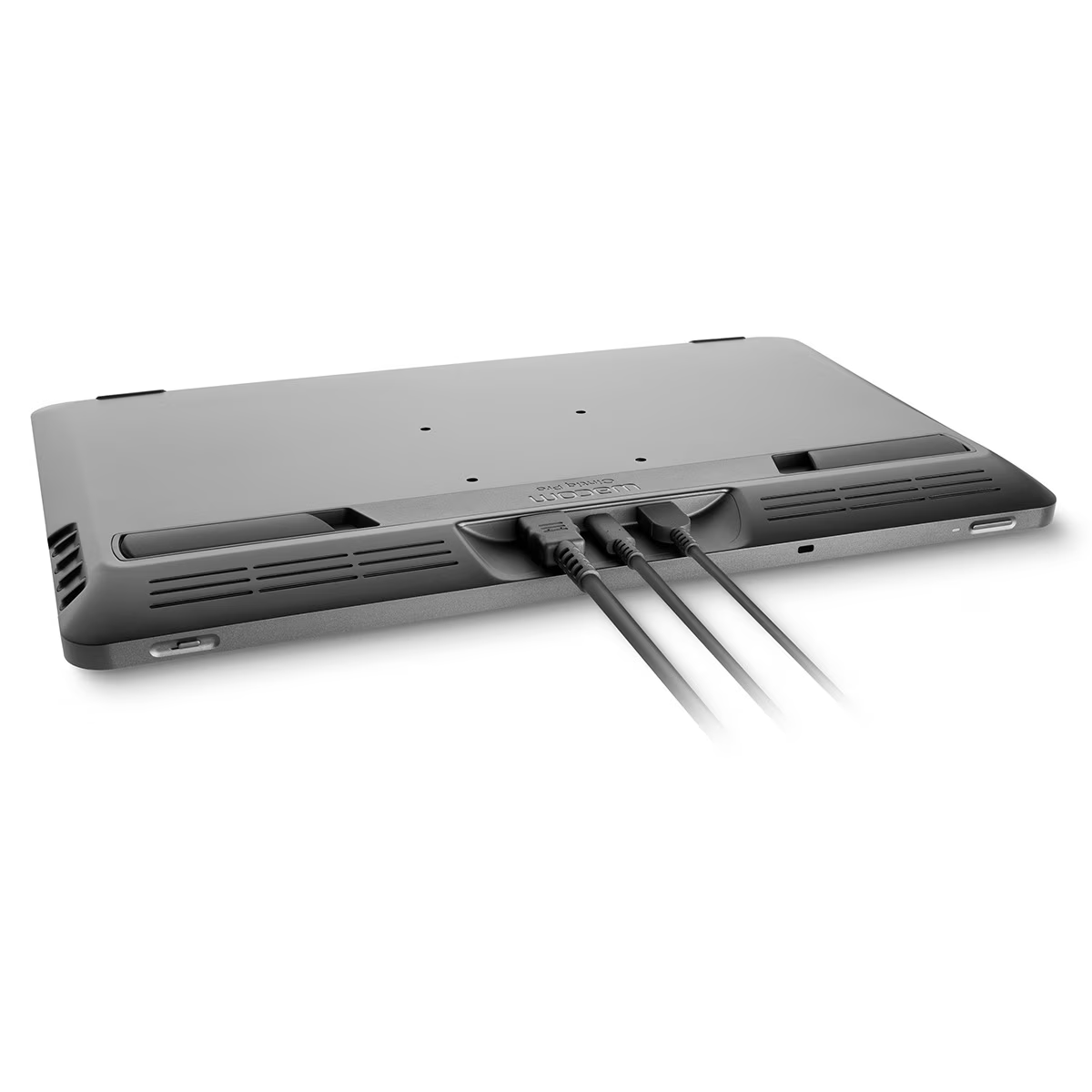 La parte trasera de un portátil. Tres cables están enchufados, con una carcasa plateada. Fondo blanco.