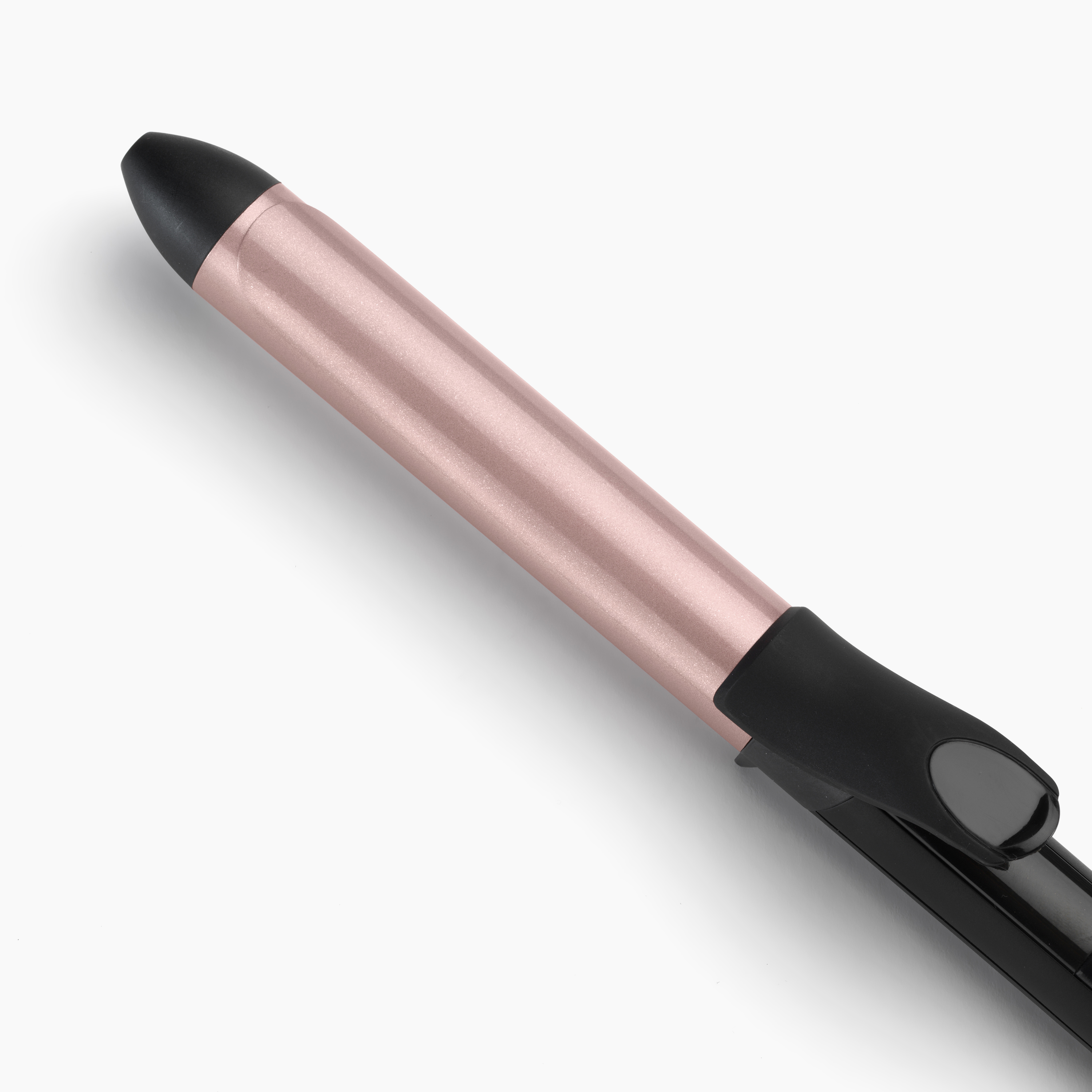 Primer plano de un rizador. Tiene un barril de oro rosa y un mango negro.