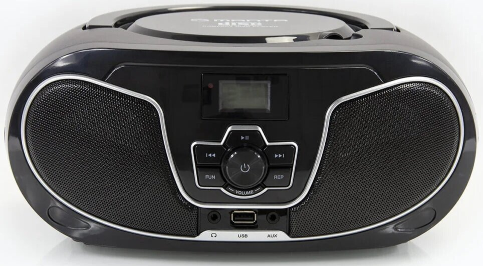 Czarny boombox z odtwarzaczem CD, głośnikami i przyciskami sterowania. Białe tło.