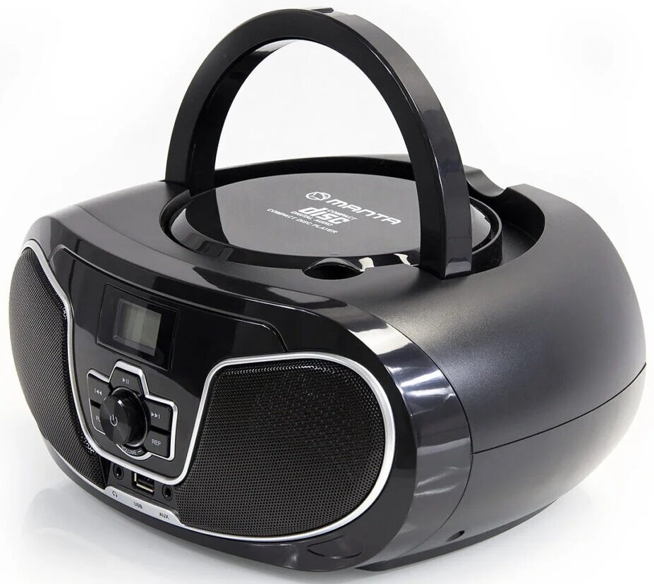 Czarny przenośny odtwarzacz CD z uchwytem. Posiada wyświetlacz, przyciski i głośniki. Tło jest białe.