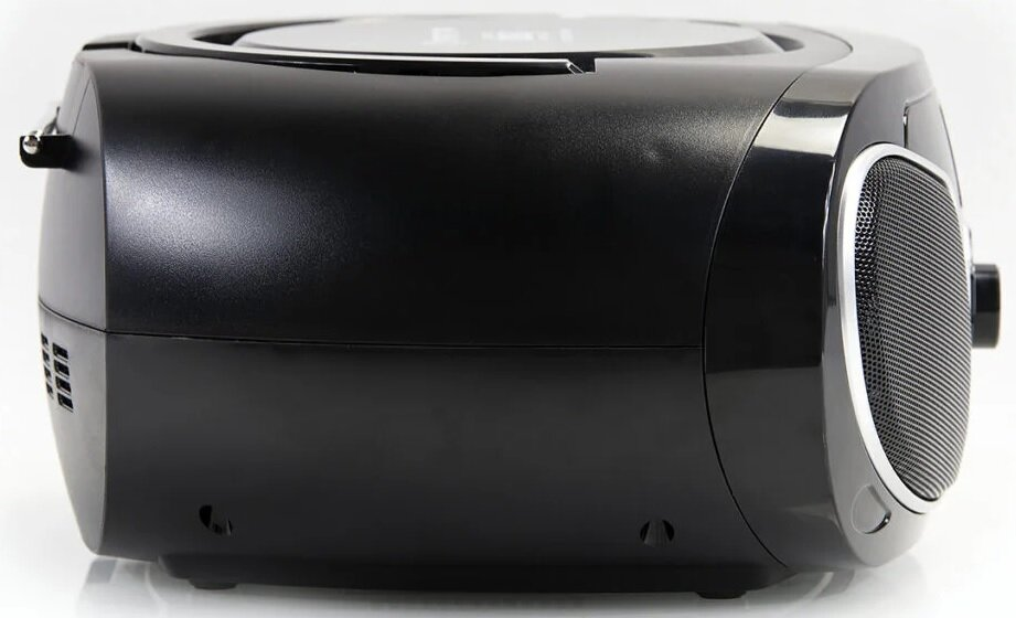 Czarny przenośny zestaw stereo z głośnikiem, pokrętłem i anteną. Białe tło.