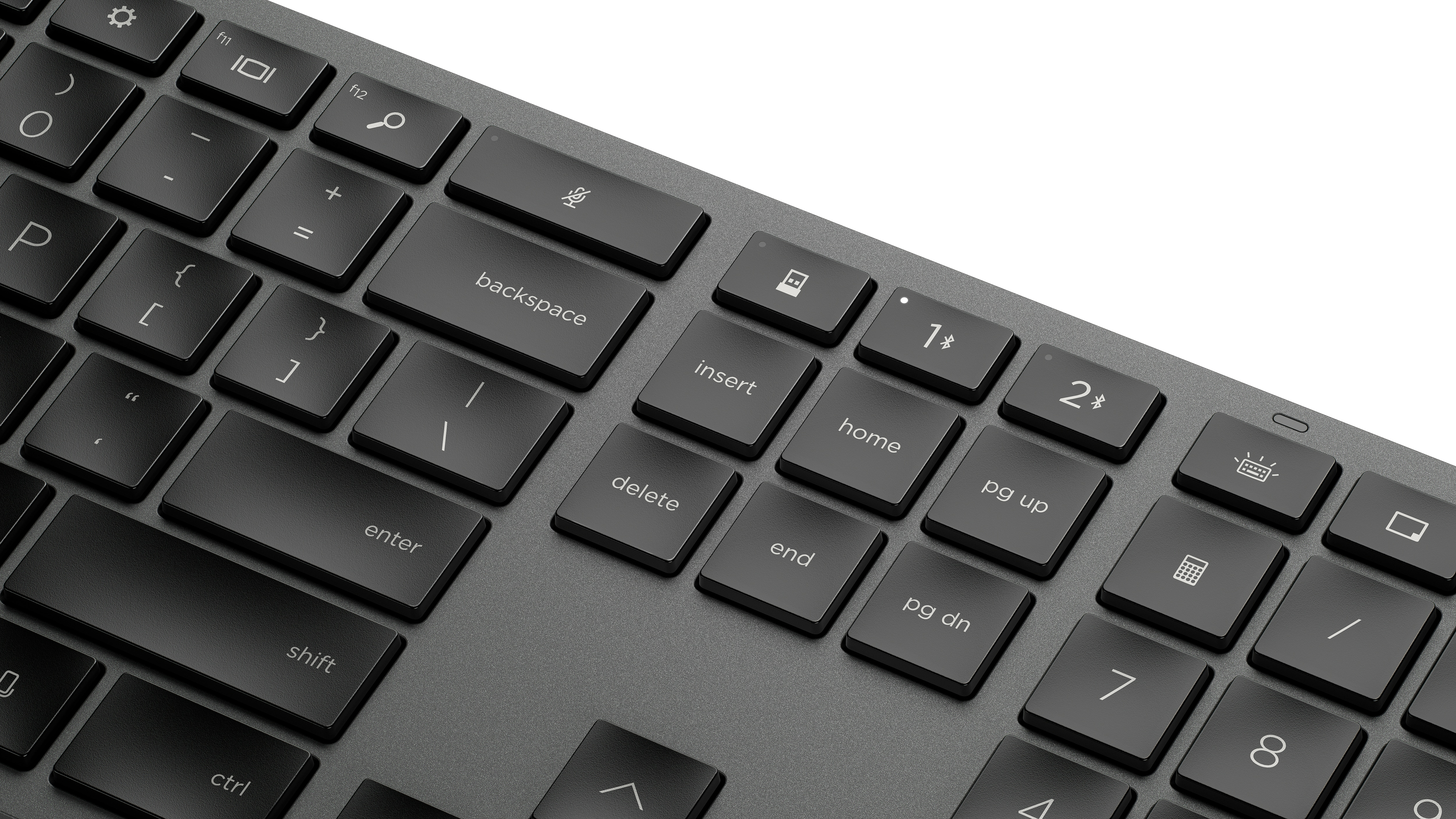 Nahaufnahme einer schwarzen Tastatur mit grauen Tasten, zeigt die Rücktaste und die Entf-Taste.