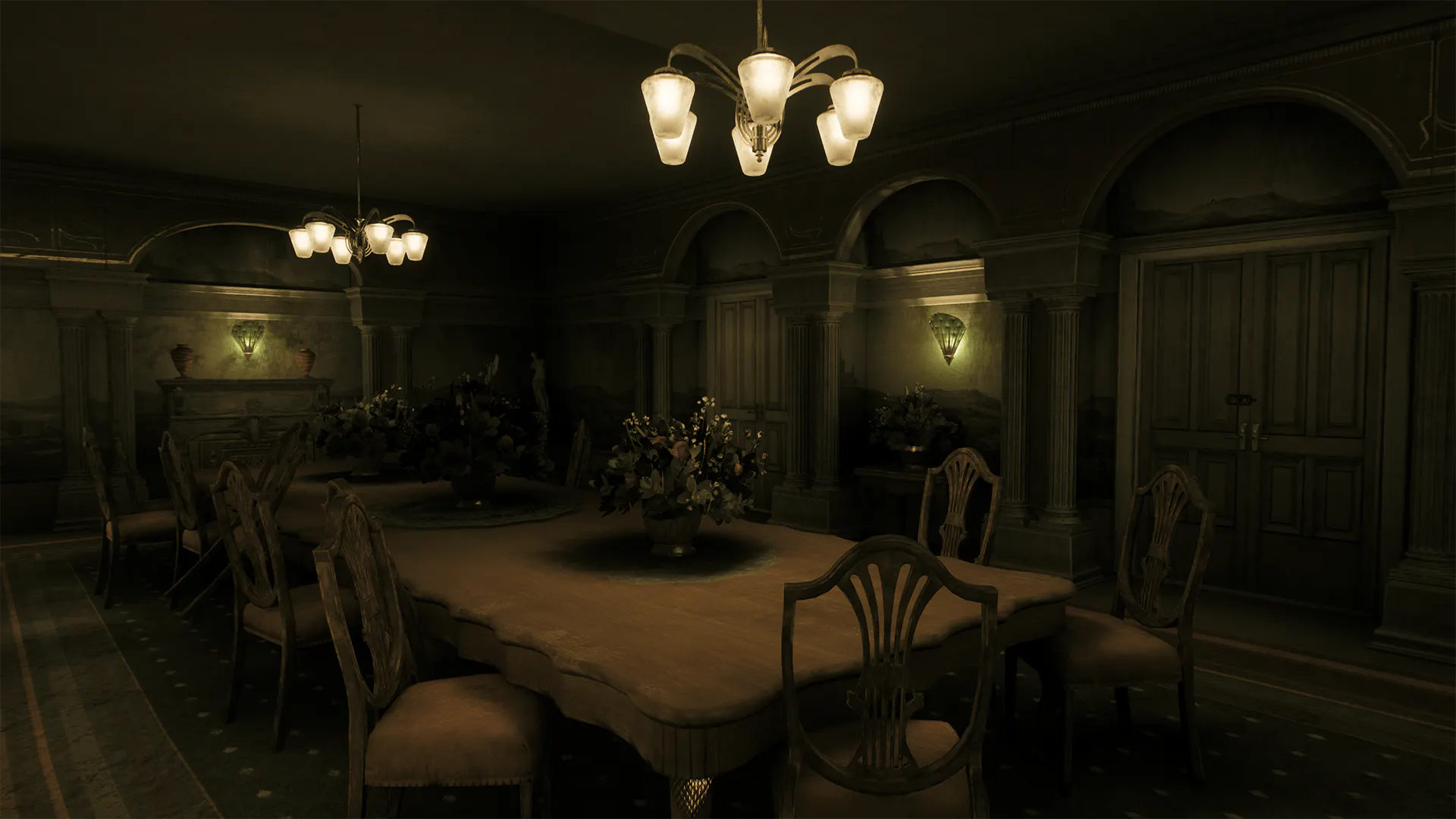 Ein schwach beleuchteter Speisesaal mit langem Tisch, Stühlen, Kronleuchtern und Kamin.