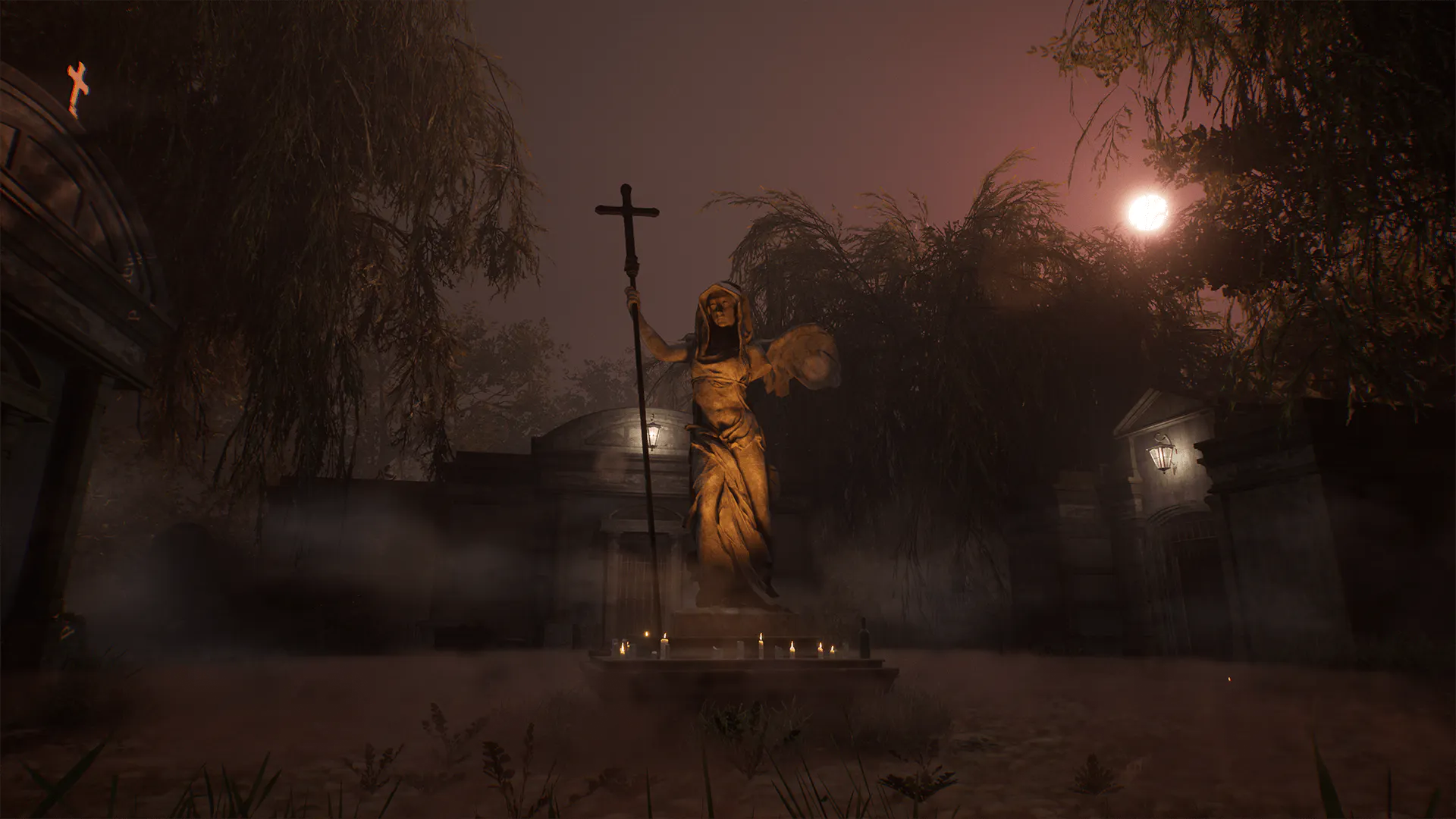 Statue einer Frau mit Kreuz in einem nebligen Friedhof bei Dämmerung.