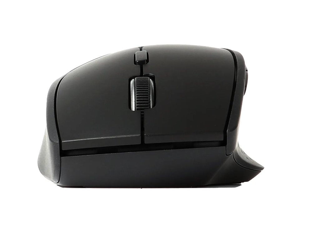 Eine schwarze, ergonomische Maus mit Scrollrad und Tasten, von der Seite gesehen.