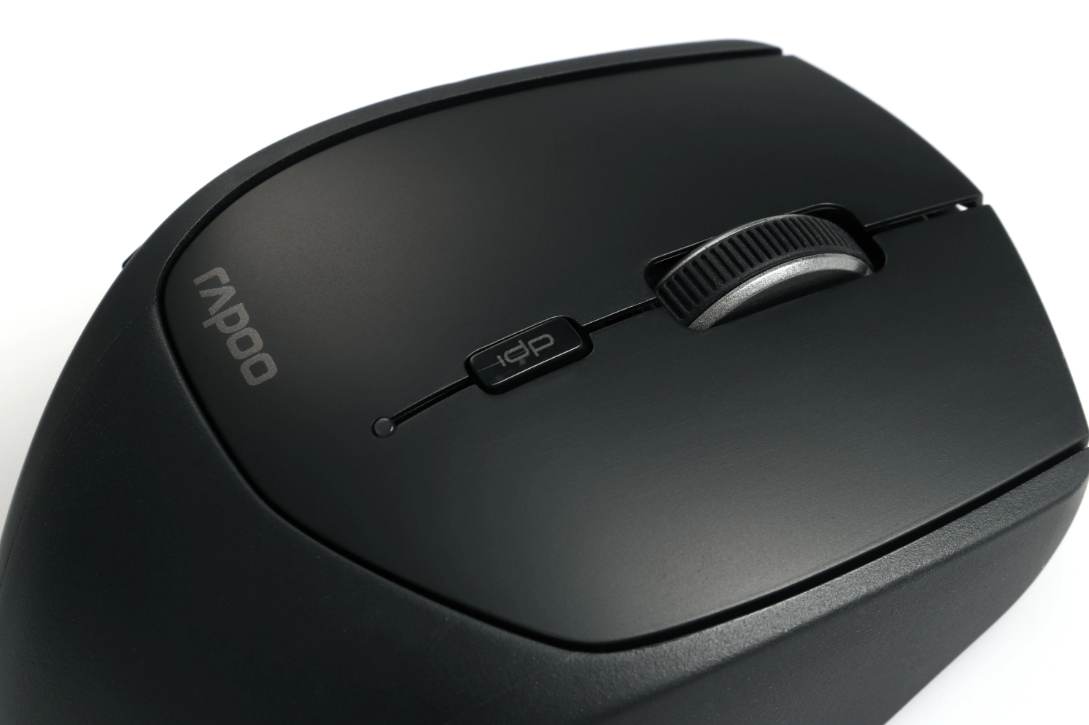Schwarze kabellose Maus mit Scrollrad und Rapoo-Logo auf weißer Oberfläche.