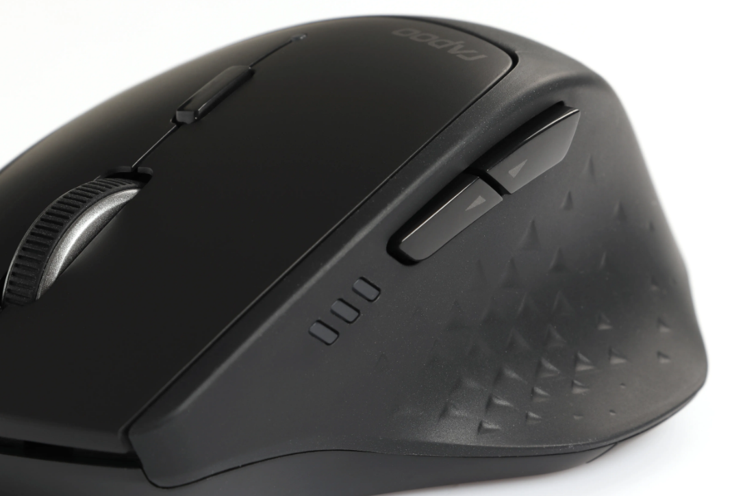 Schwarze kabellose Computermaus, Nahaufnahme. Tasten, Scrollrad.