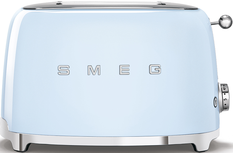 Ein hellblauer Smeg-Toaster mit Chromakzenten. Das Wort SMEG ist auf der Vorderseite sichtbar. Rechts befindet sich ein Drehregler.