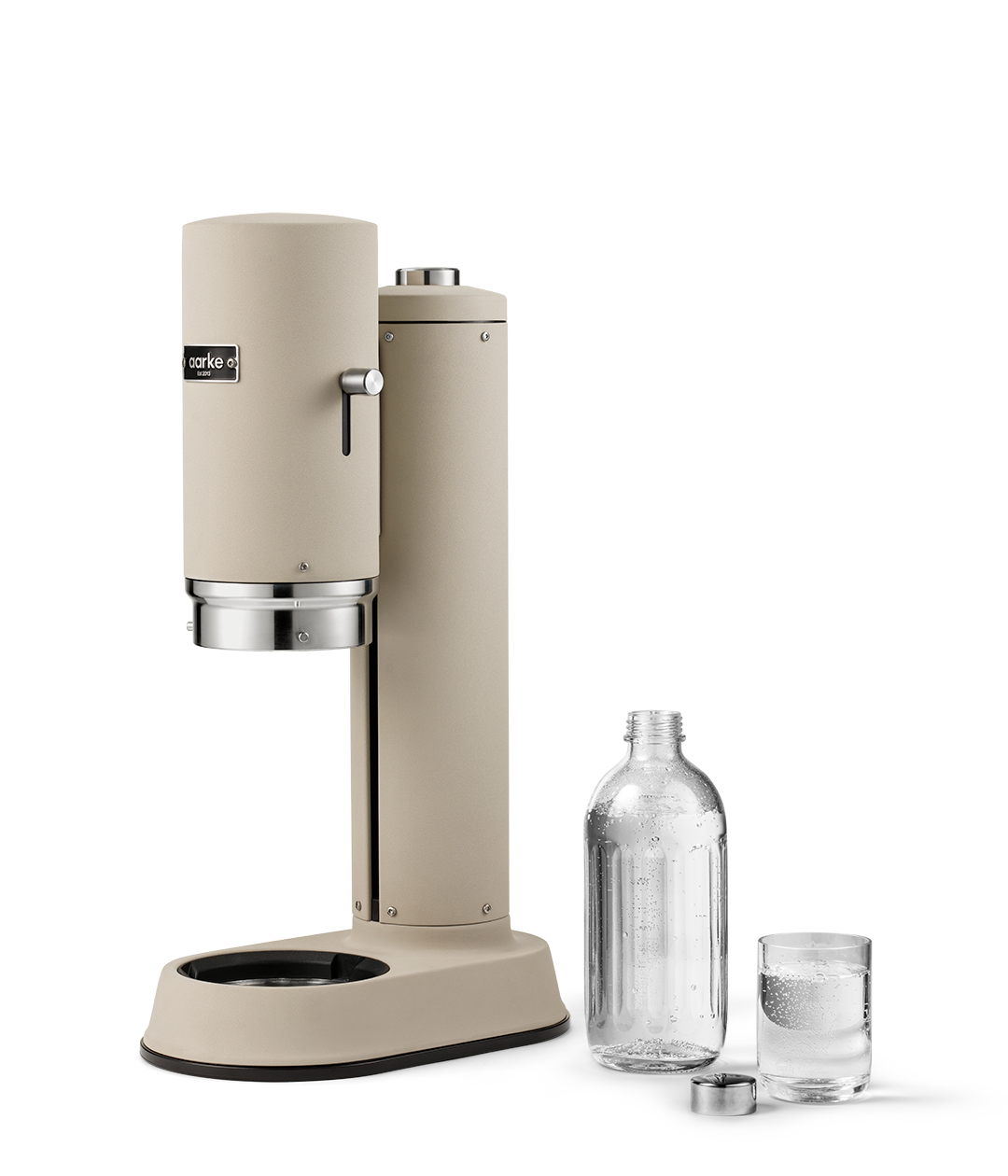 Soda-Maschine mit Flasche und Glas. Beige, weißer Hintergrund.
