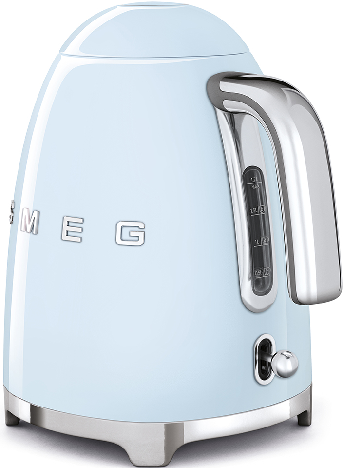 Ein hellblauer SMEG Wasserkocher mit silbernem Griff und Wasserstandsanzeige.