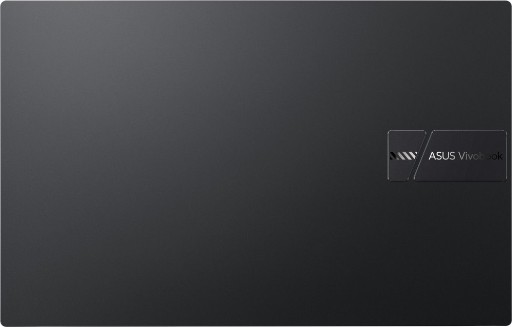 Un couvercle d'ordinateur portable gris foncé avec le logo ASUS Vivobook sur le côté droit. Le logo est argenté et noir.