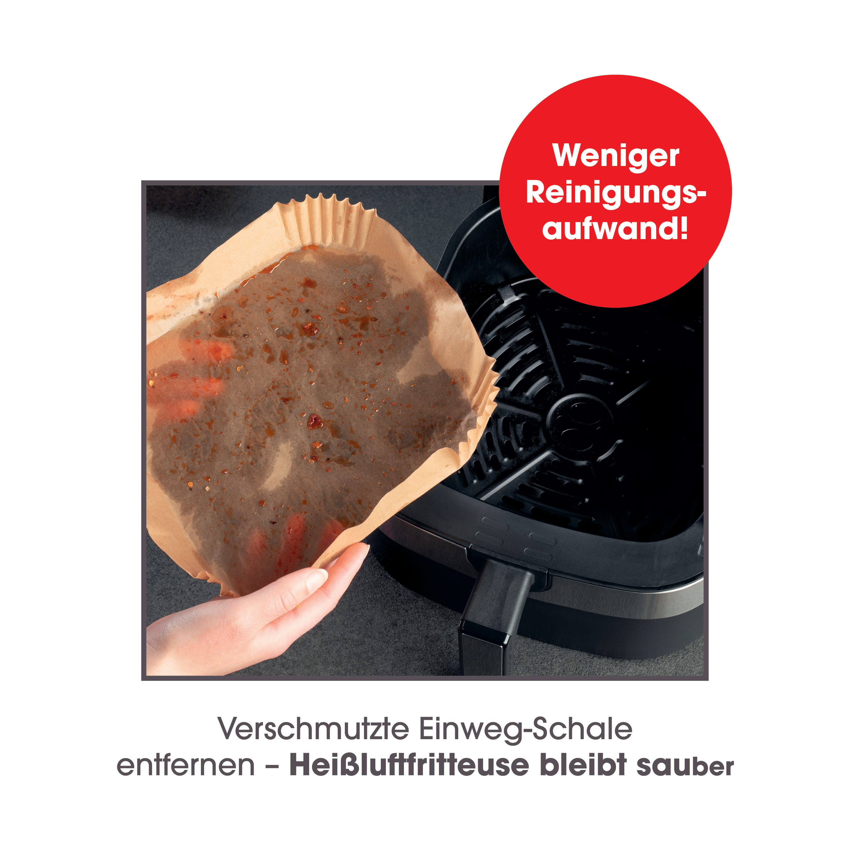 Eine Hand entfernt einen braunen Papiereinsatz aus einer Heißluftfritteuse. Die Fritteuse ist schwarz.