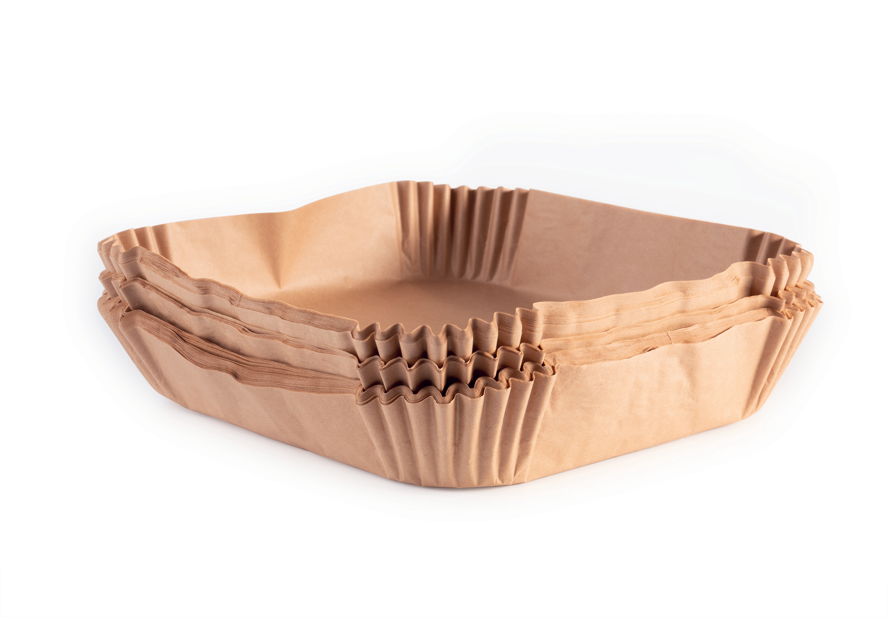 Stapel brauner quadratischer Papier-Airfryer-Liner auf weißer Oberfläche.