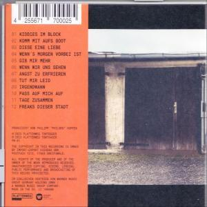 CD-Hülle mit Text und Bild, vor einem Hintergrund mit Türen.