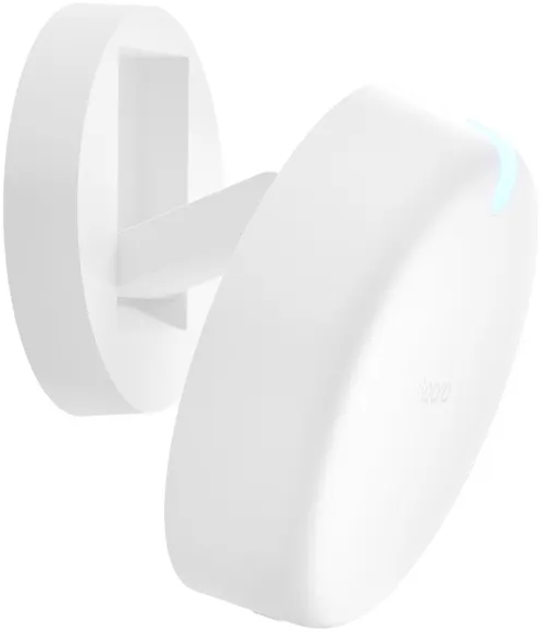 Ein weißes Smart-Home-Gerät an einer Wand montiert. Es hat eine runde Form und ein Licht.