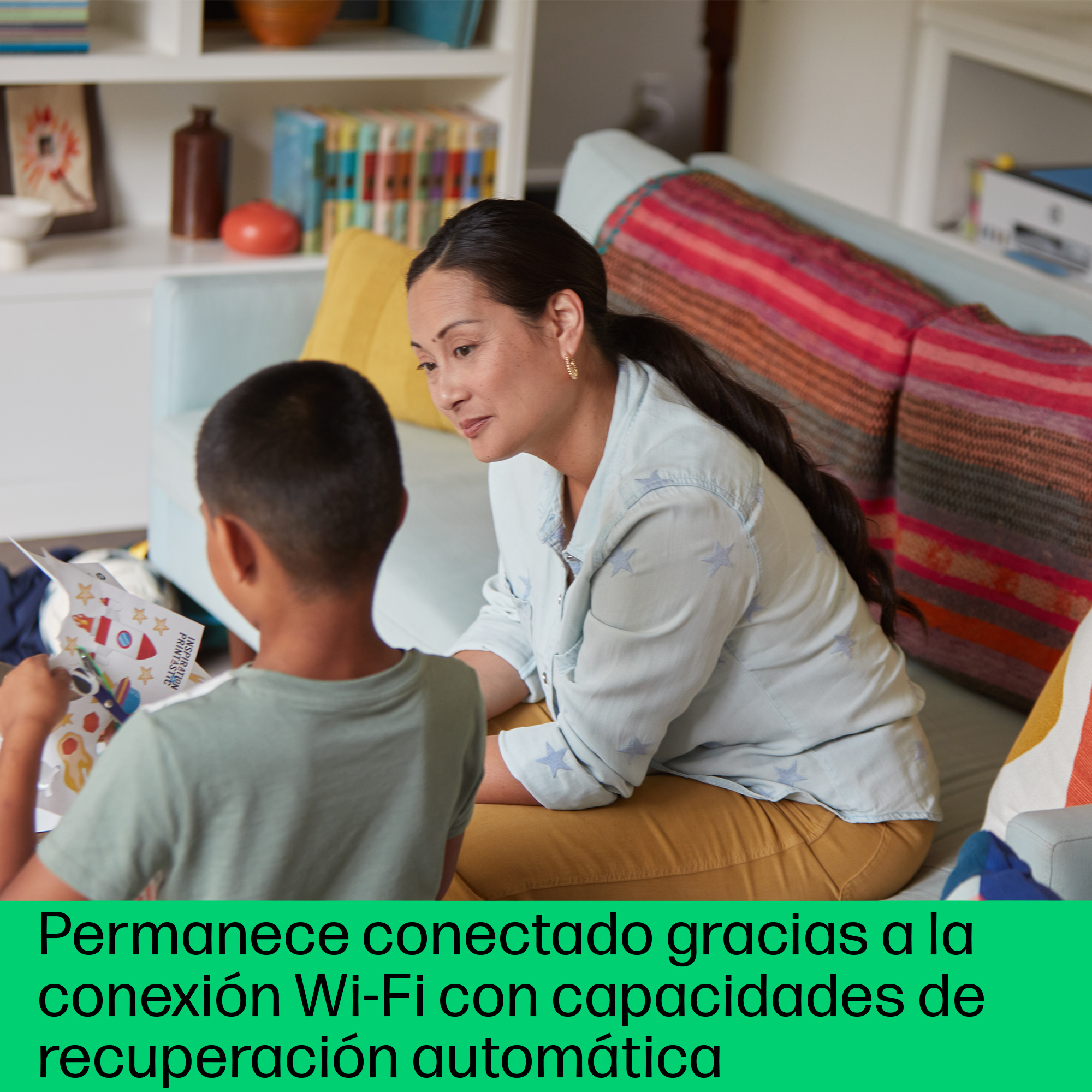Mujer y niño sentados en un sofá, mirando un libro. Texto: Mantente conectado con Wi-Fi.