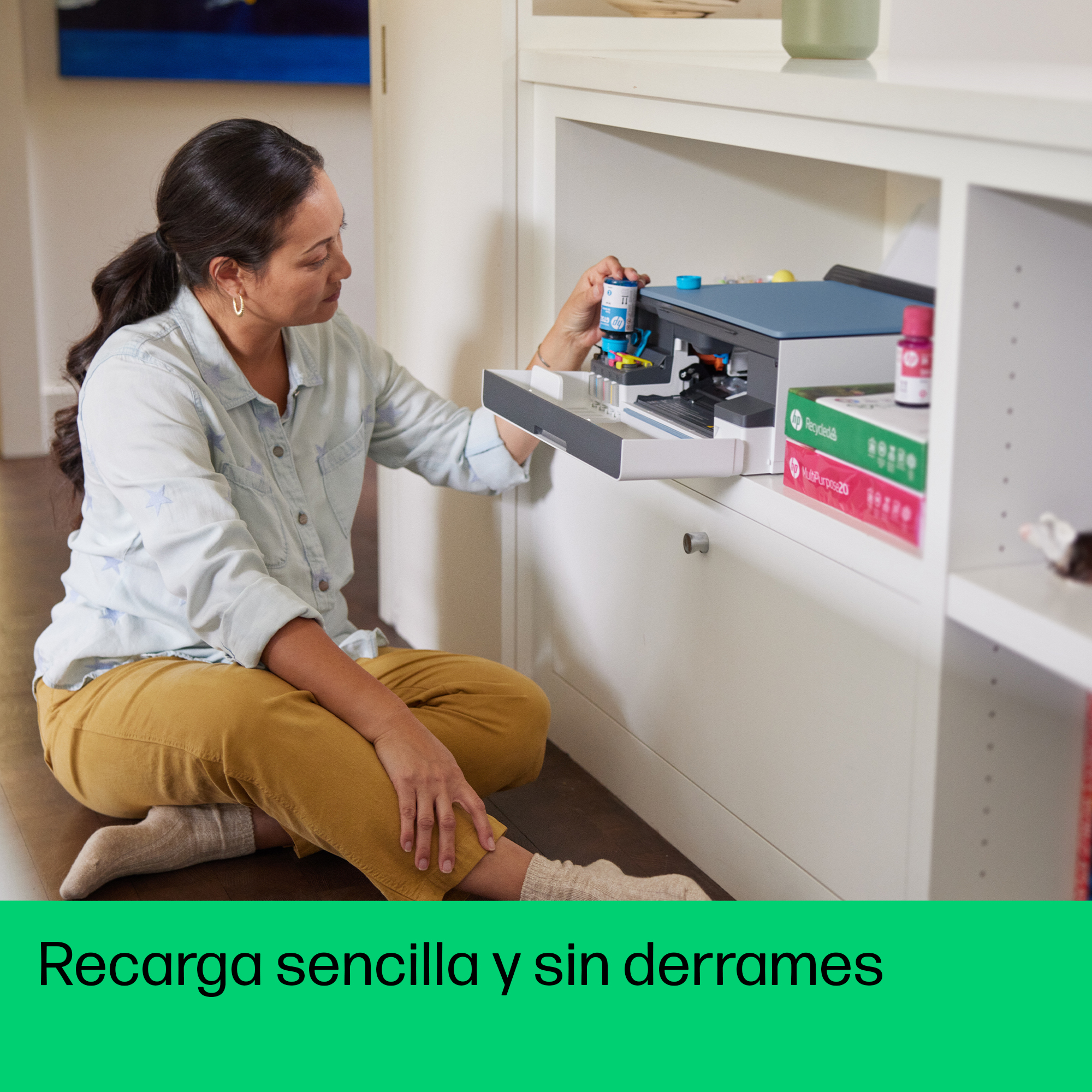 Mujer rellenando tinta en una impresora.