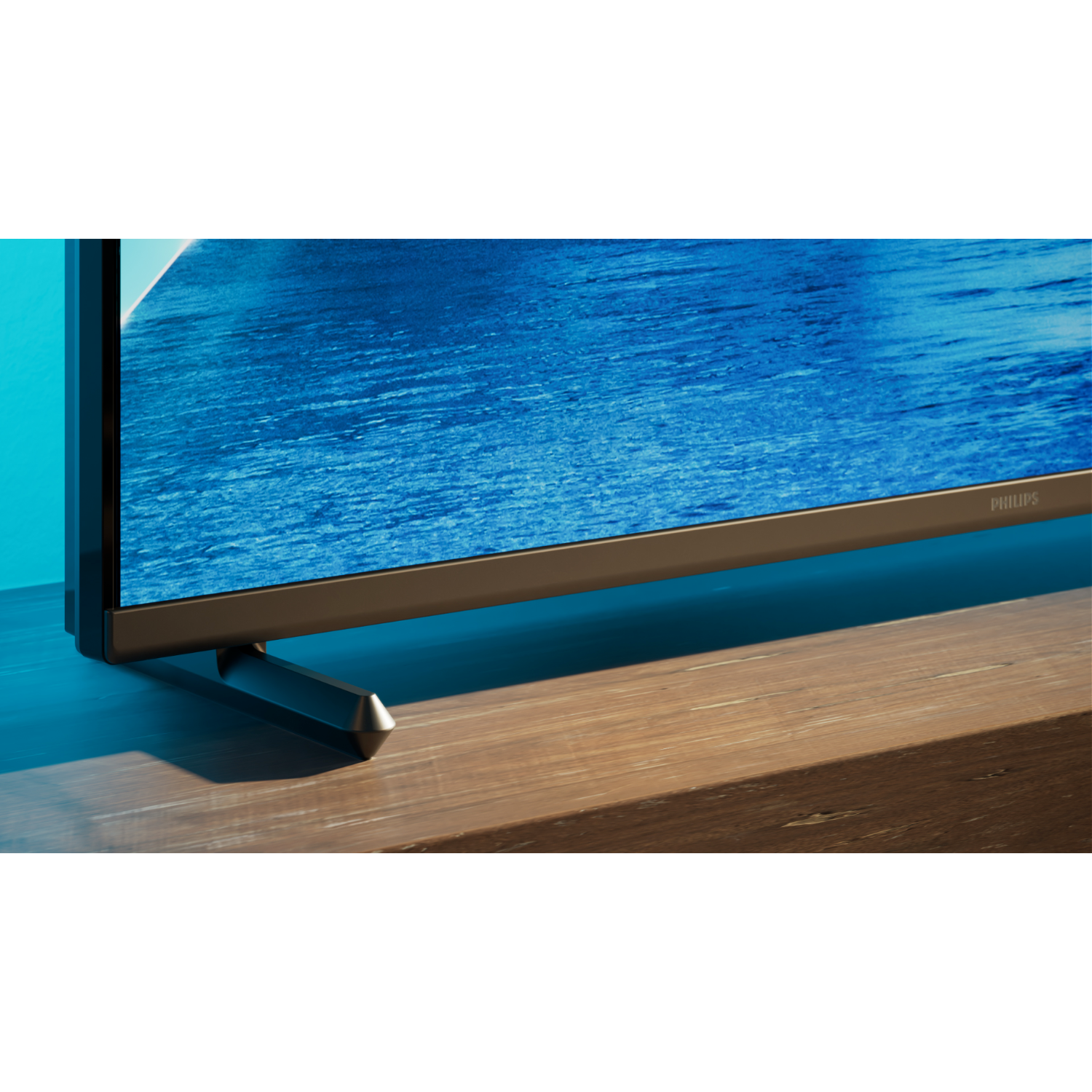 Een close-up van een tv. Het scherm toont een blauwe scène. De tv staat op een houten oppervlak.