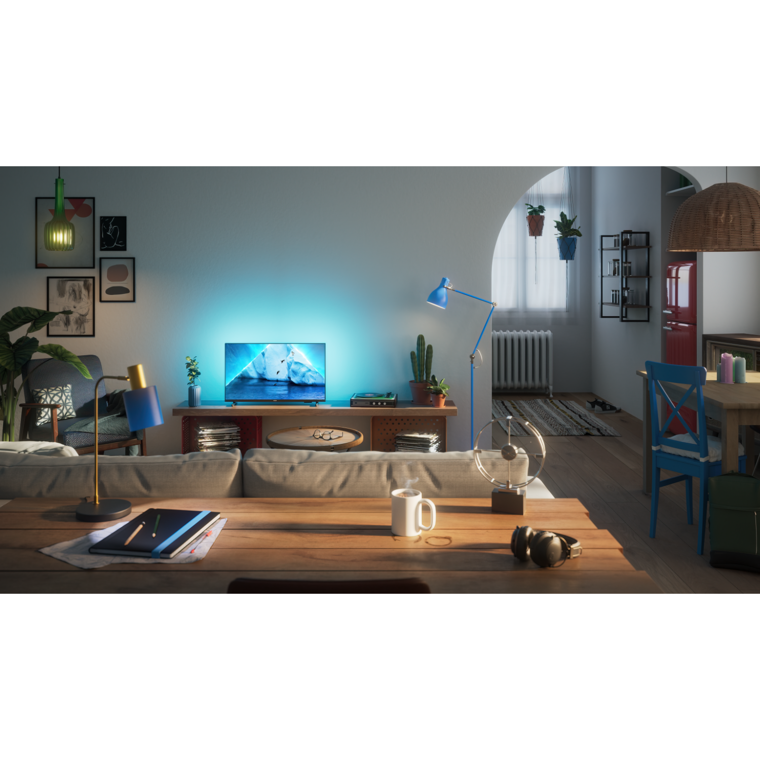 Woonkamerscène. Bank, tafel, tv aan. Lampen en planten. Warme verlichting.