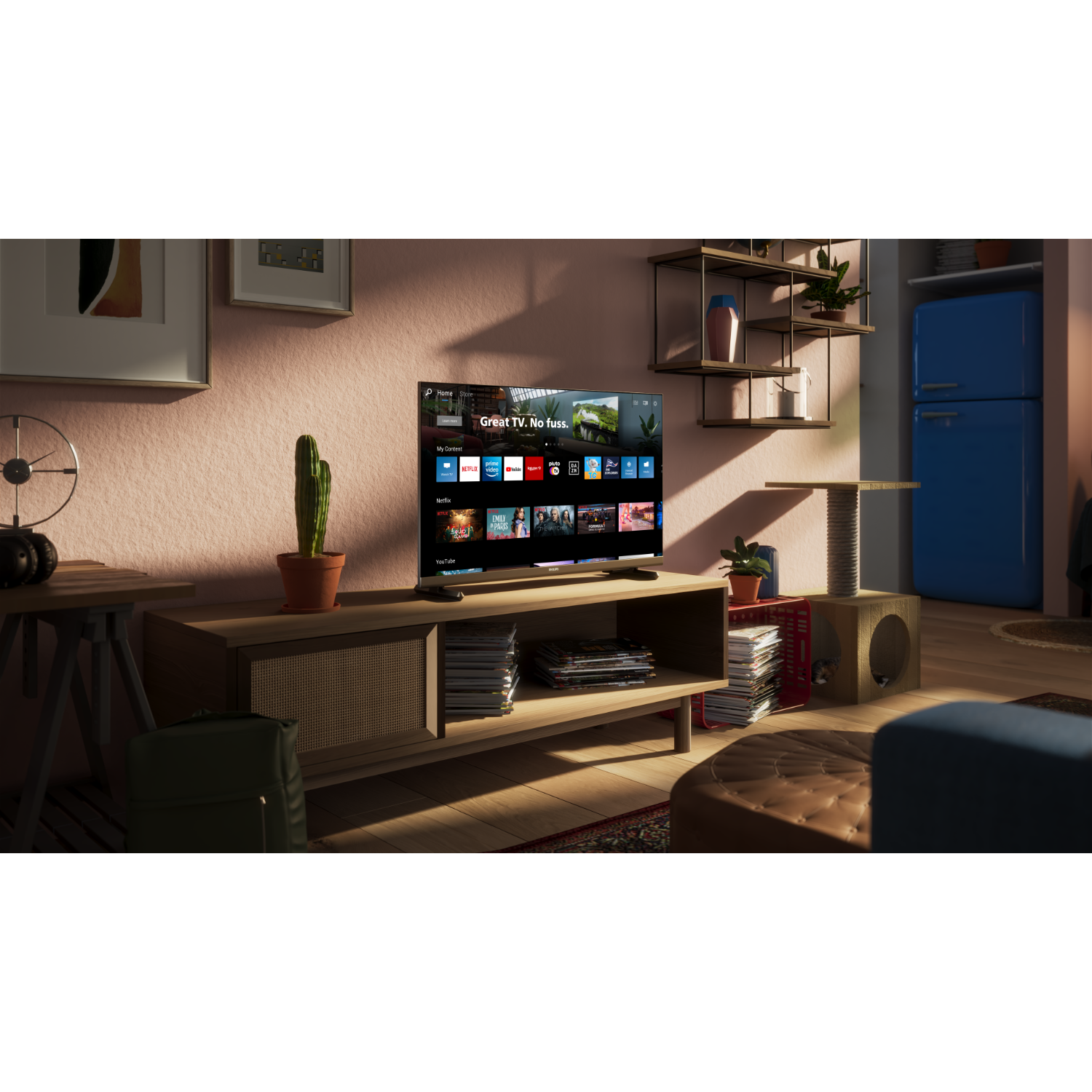 Een kamer met een tv op een houten kast, een cactus en een blauwe koelkast op de achtergrond. Kattenhuis en boeken rechts.