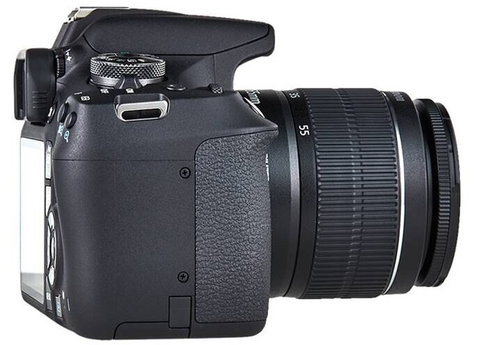 Czarny aparat DSLR z dołączonym obiektywem, widok z boku.