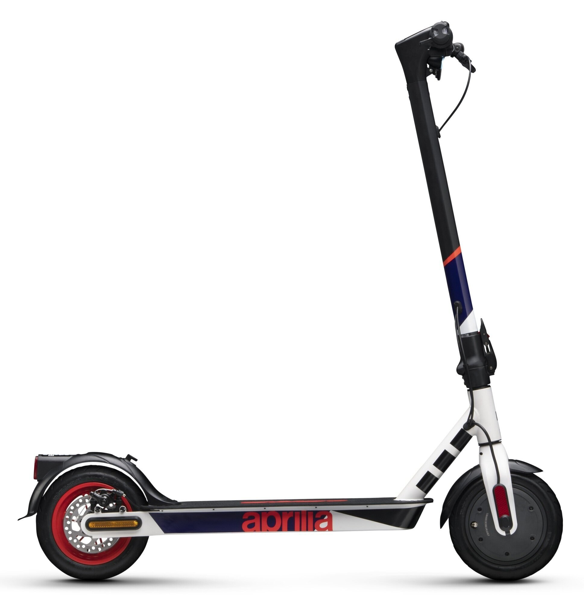 Biało-czarna hulajnoga elektryczna. Hulajnoga ma czerwone akcenty i logo Aprilia.