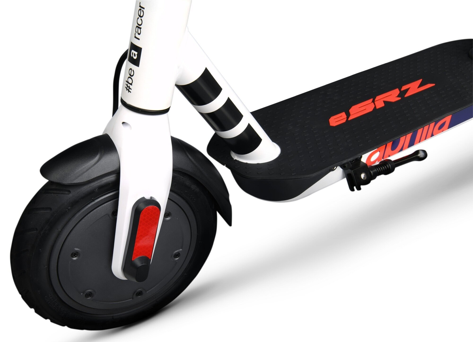 Biała hulajnoga elektryczna z czarnymi i czerwonymi akcentami, czarną oponą i kołem. Marka widoczna.