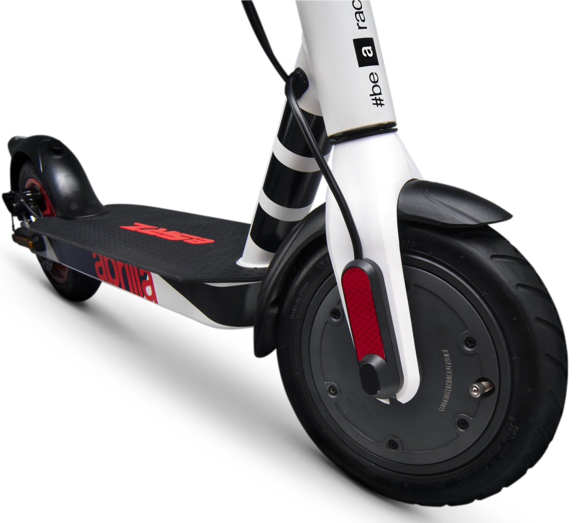 Widok z przodu skutera elektrycznego. Biało-czarny design. Białe tło.