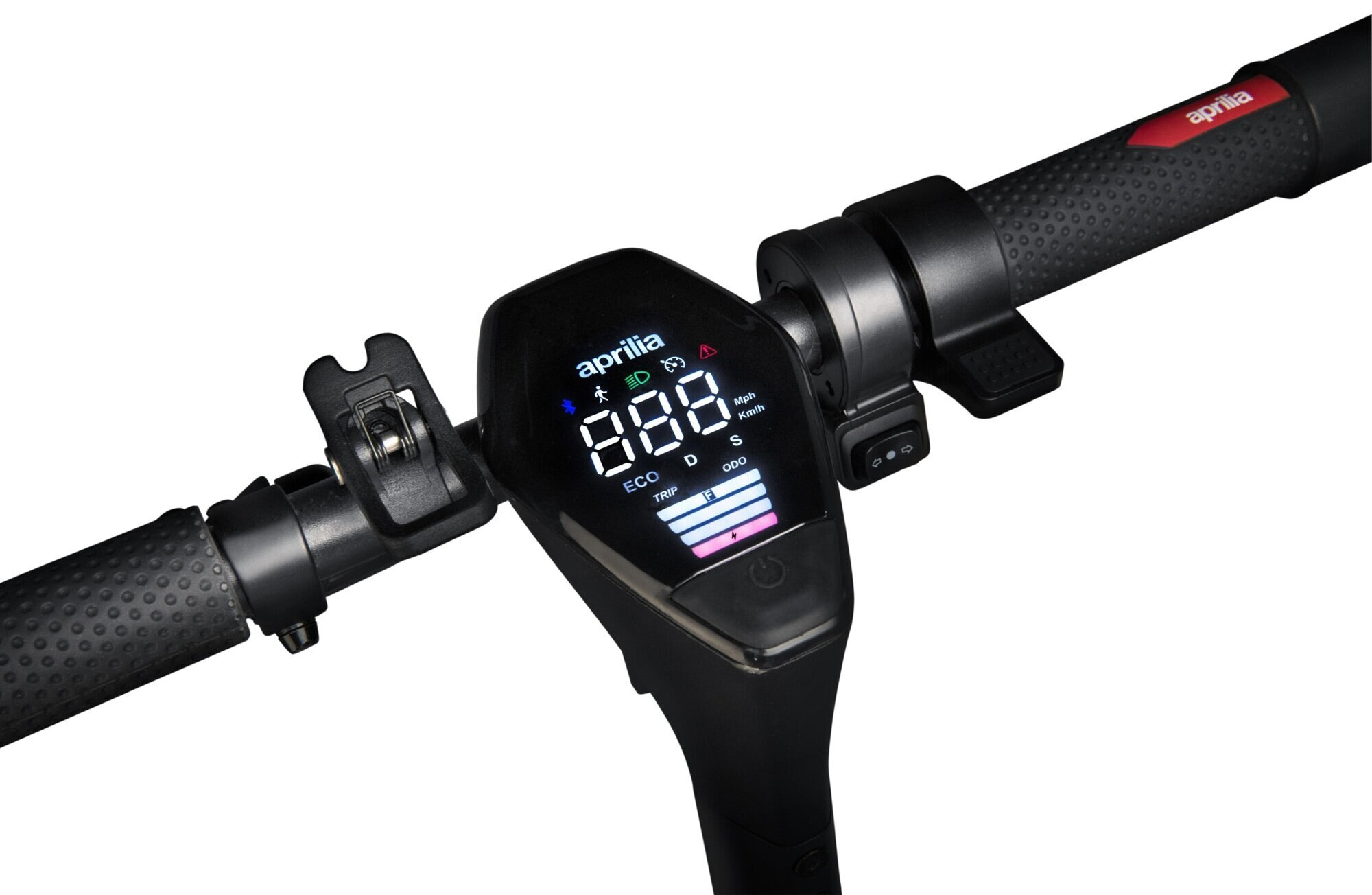 Zbliżenie kierownicy skutera. Wyświetlacz cyfrowy pokazuje prędkość i inne dane.