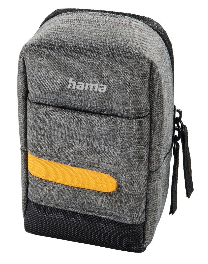 Dwóch mężczyzn przy ognisku w nocy, ze skałami i dymem w tle.