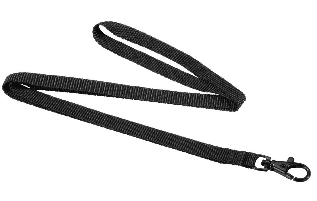 Czarna smycz z czarnym karabińczykiem. Smycz to tkany, płaski pasek.