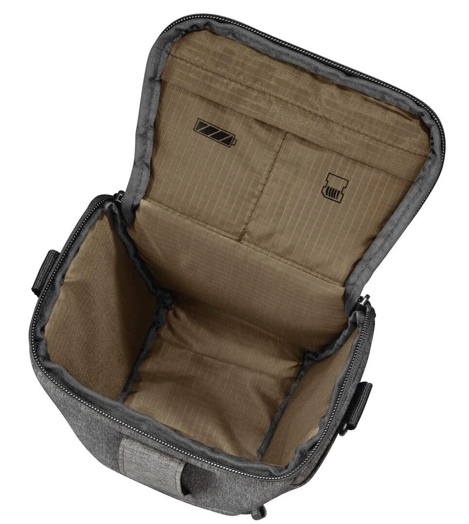 Otwarta szara torba na aparat z wewnętrznymi kieszeniami i ikonami baterii/kart SD.