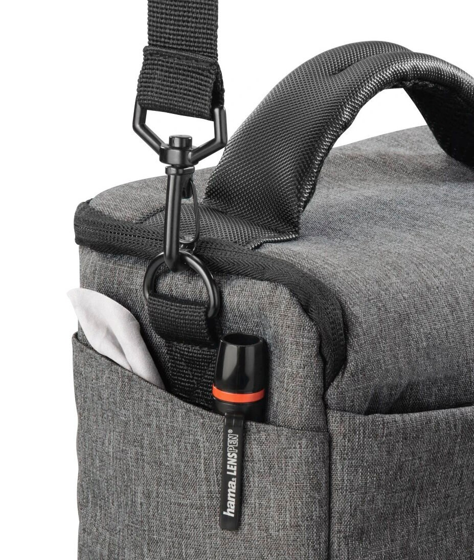 Szara torba na aparat z paskiem na ramię, boczną kieszenią z pisakiem do czyszczenia w środku.