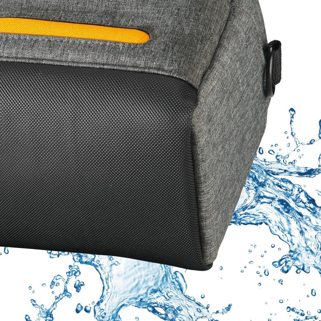 Zbliżenie szarej torby z żółtym zamkiem błyskawicznym i czarną siatką. Rozprysk wody.