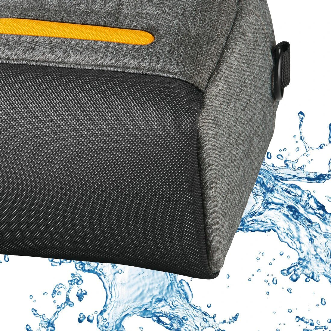 Zbliżenie szarej i czarnej torby z żółtym zamkiem błyskawicznym i kroplami wody.