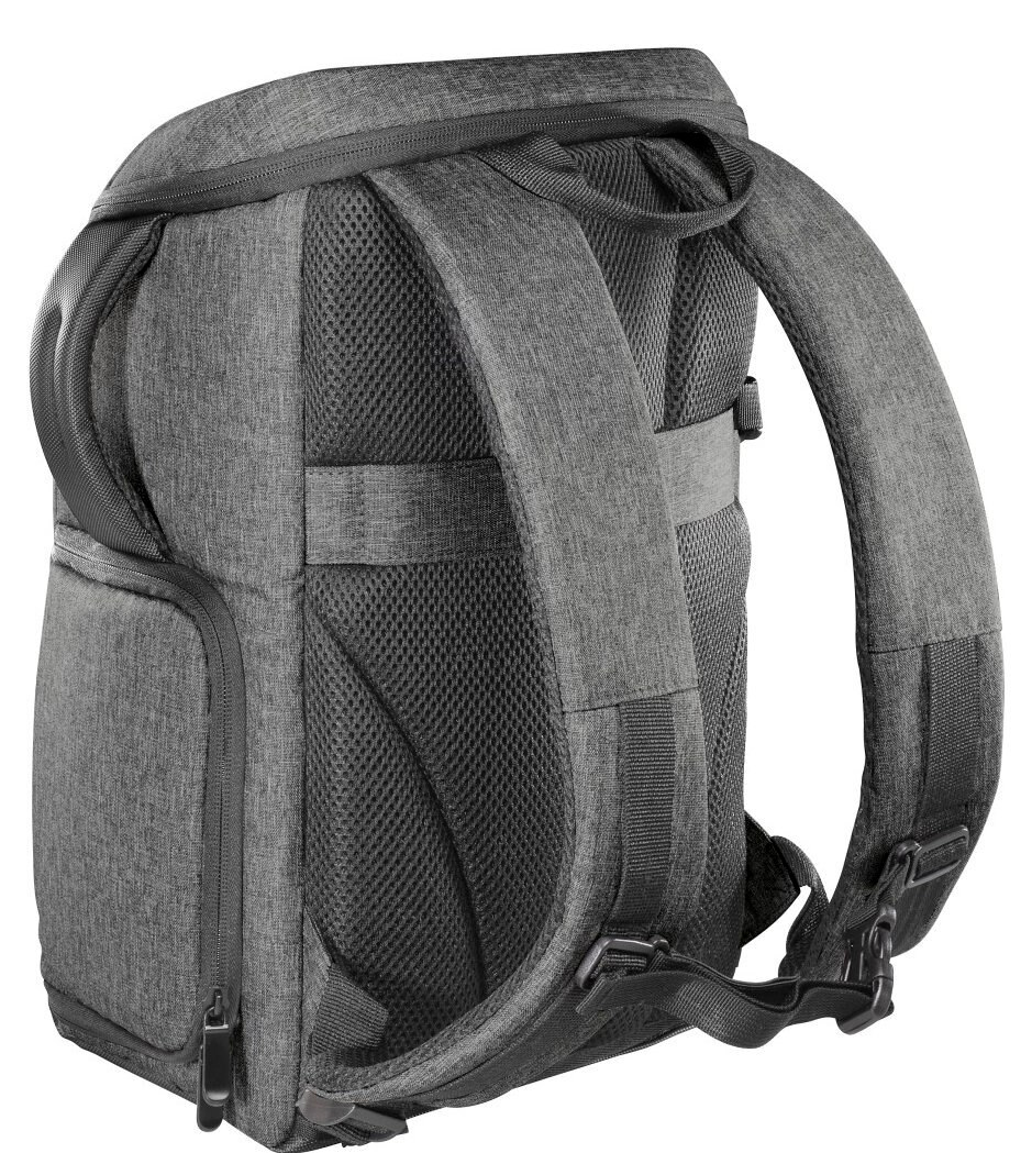 Szary plecak z wyściełanymi paskami i siatkowym tyłem. Widoczne zamki i klamry.