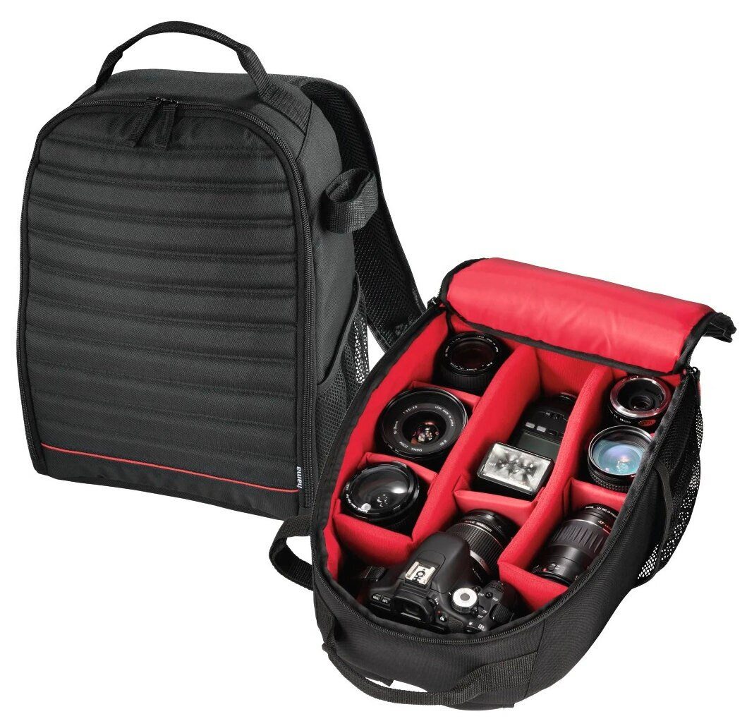 Czarny plecak na aparat z czerwonym wnętrzem, zawierający aparat i obiektywy.