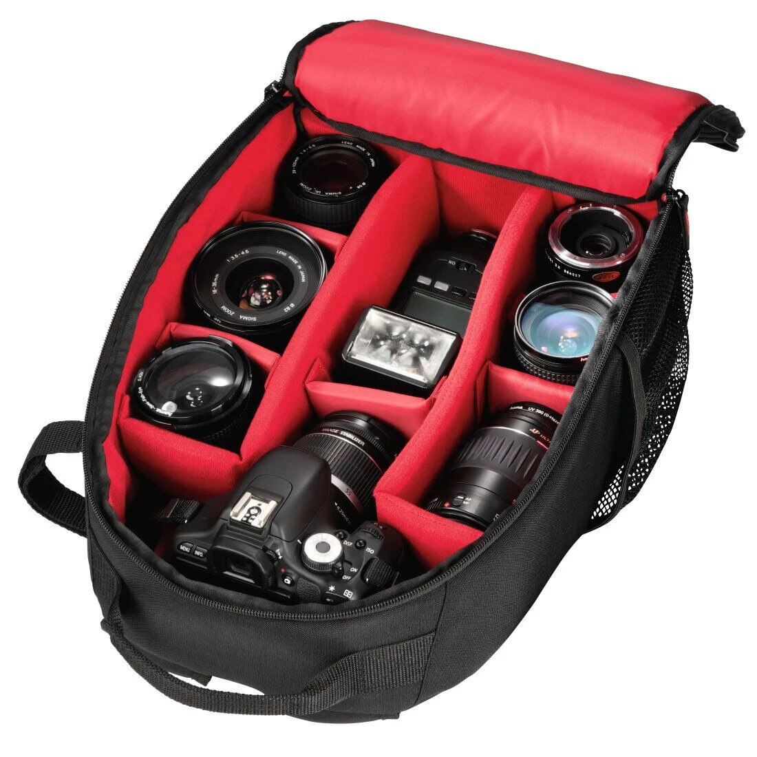 Czarna torba na aparat z czerwonym wnętrzem, aparatem, obiektywami i lampą błyskową.