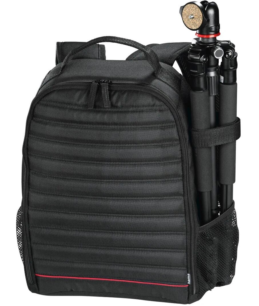 Czarny plecak z przymocowanym statywem z boku. Logo Hama na dole.