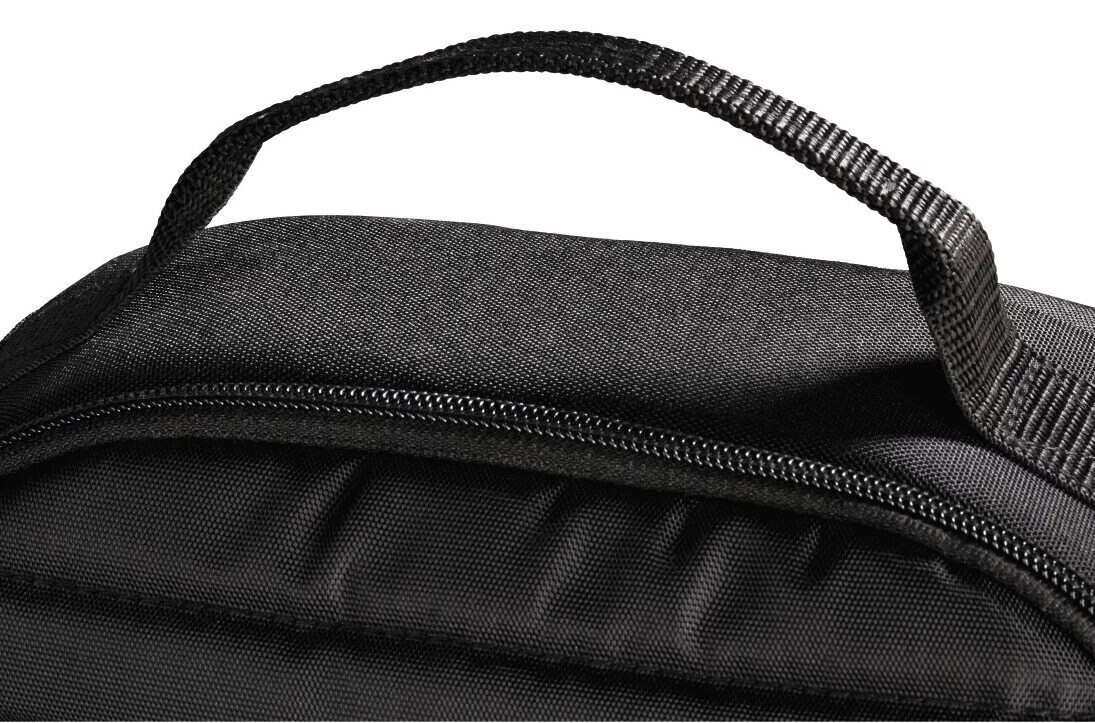 Czarny uchwyt plecaka, zbliżenie. Zamek błyskawiczny biegnie wzdłuż góry, widoczna faktura materiału.