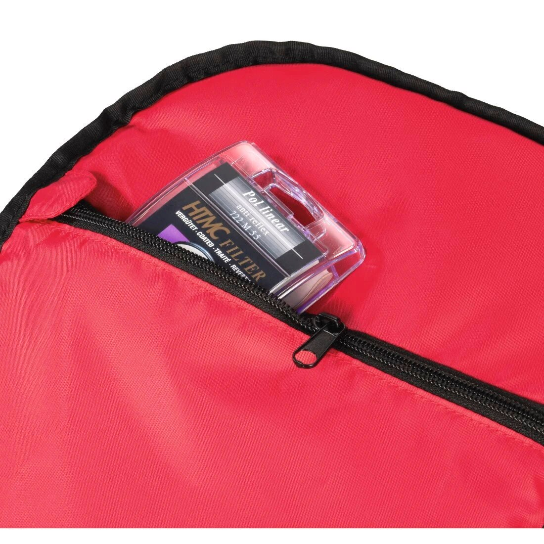 Otwarta czerwona torba pokazująca przezroczyste plastikowe etui z filtrem. Zamek błyskawiczny jest zamknięty. Tło jest białe.