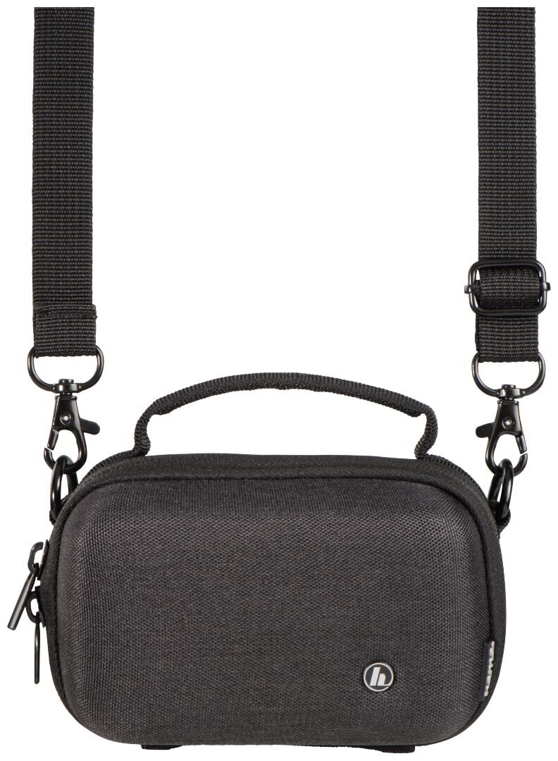 Czarna torba na aparat z paskiem na ramię. Ma uchwyt i małe logo z przodu.