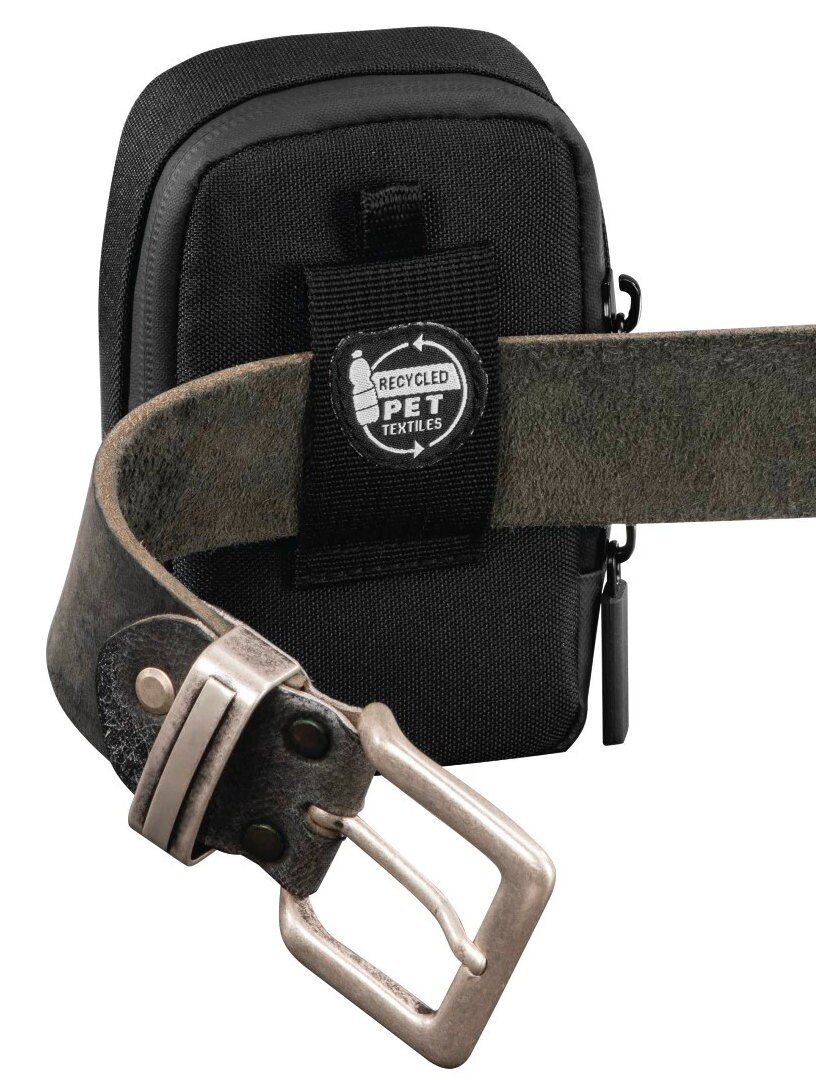 Czarna saszetka na brązowym pasku. Posiada naszywkę z recyklingu PET.