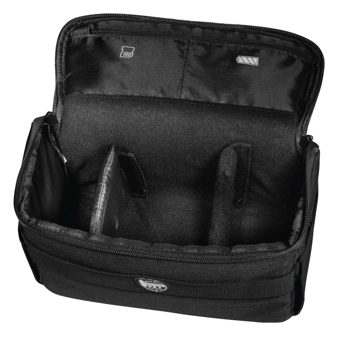 Czarna torba na aparat otwarta z przegrodami wewnątrz. Dwie komory i małe logo.
